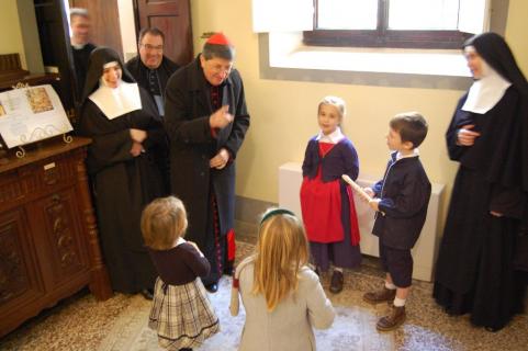 Le Cardinal salue les enfants